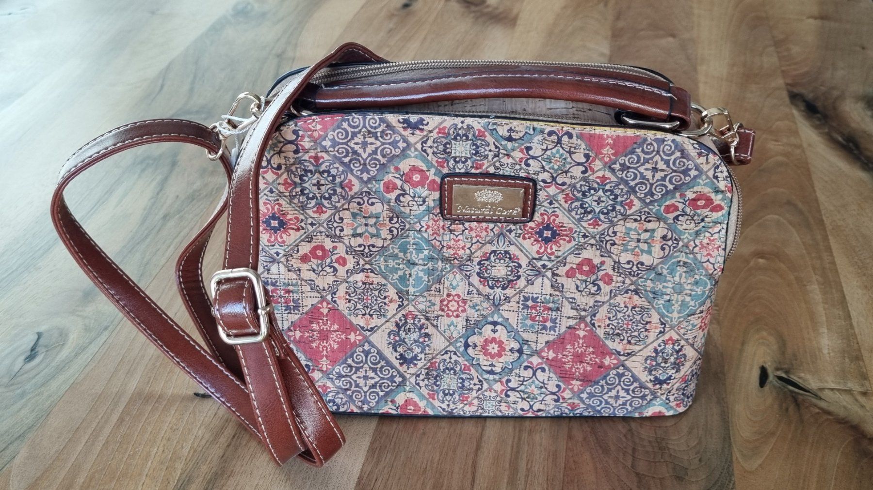 Taschen für Damen: Natural Cork Handtasche – Neu und originalverpackt aus Dättlikon von and_67qh