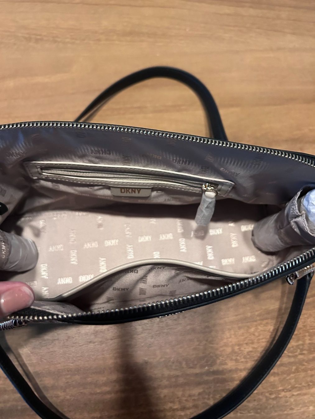DKNY Borse da donna: DKNY Shoulder Bag- new with tags! – Nuovo e nell'imballaggio originale da Schlieren venduto da dev_fg59 2