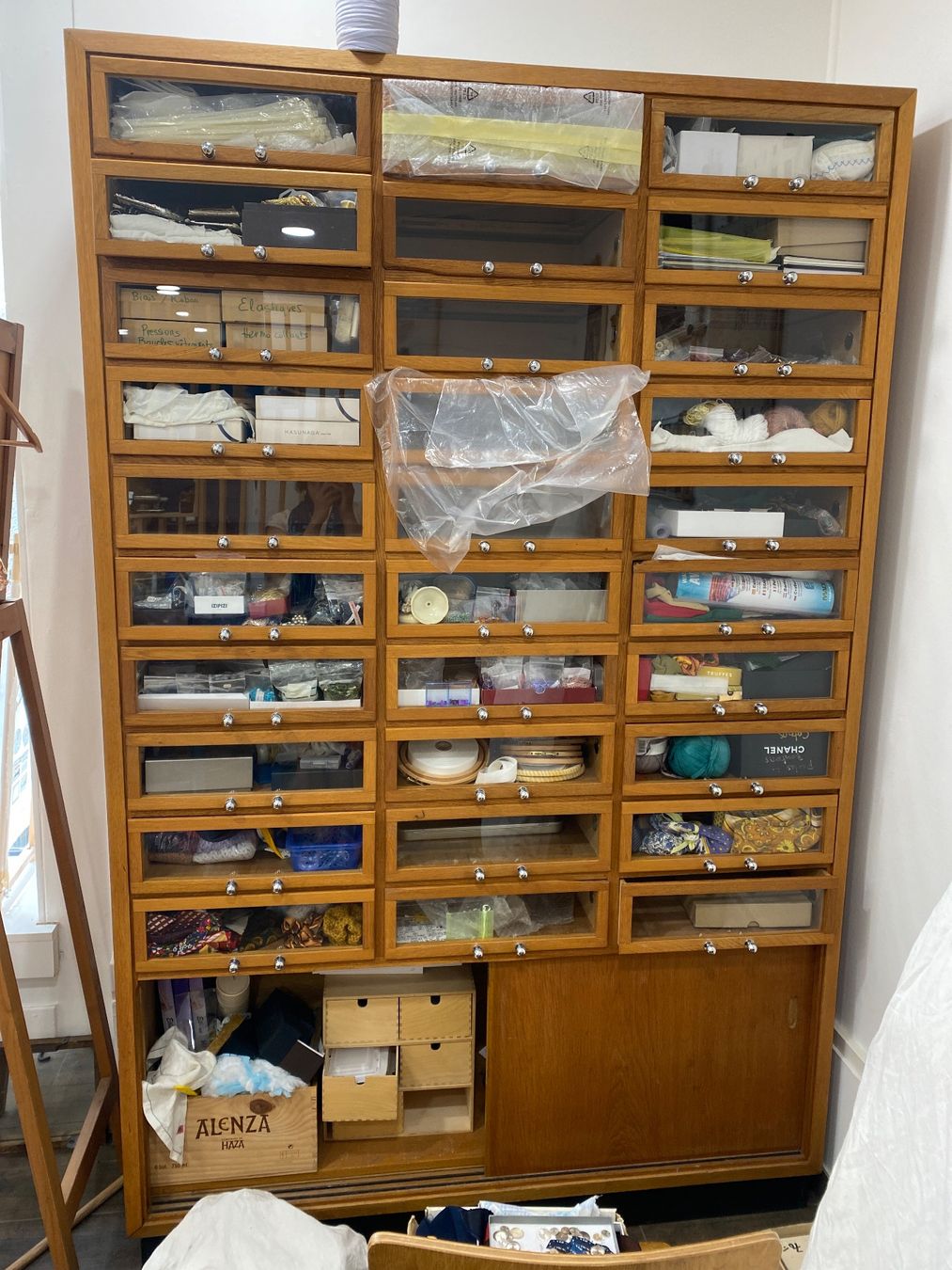 Armadi: Armoire de metier – Usato da La Neuveville venduto da e_perriard