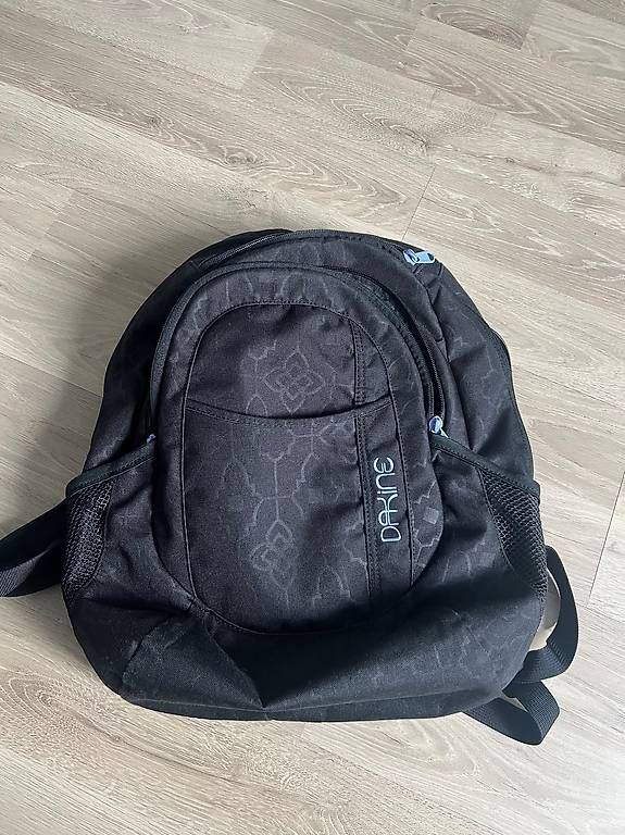 Dakine Zaini: Dakine Rucksack mit Laptopfach schwarz – Usato da Fulenbach venduto da Lin32