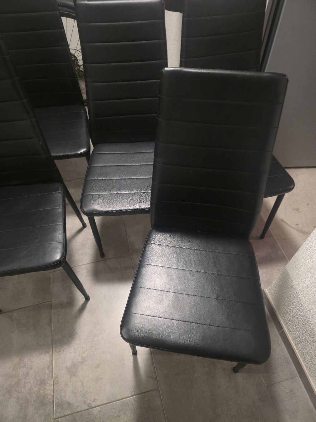 Sedie: Chaises noires cuir artificiel set de 8 usage normal  – Usato da Courtion venduto da RuiBraga 1