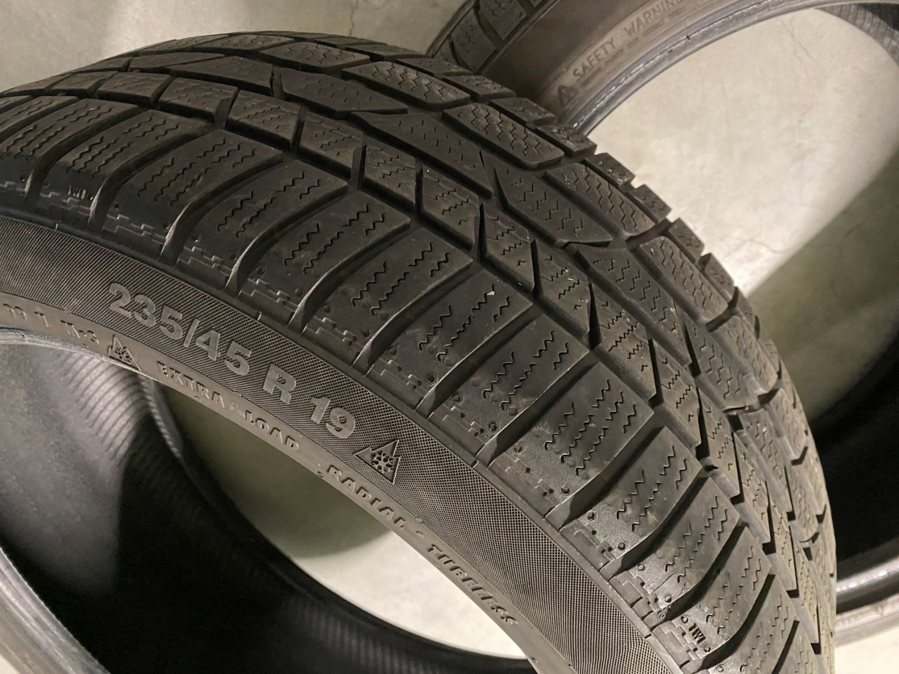 Continental Pneus & Kompletträder: CONTINENTAL WINTERREIFEN – Gebraucht aus Triesen von Rnc1 1
