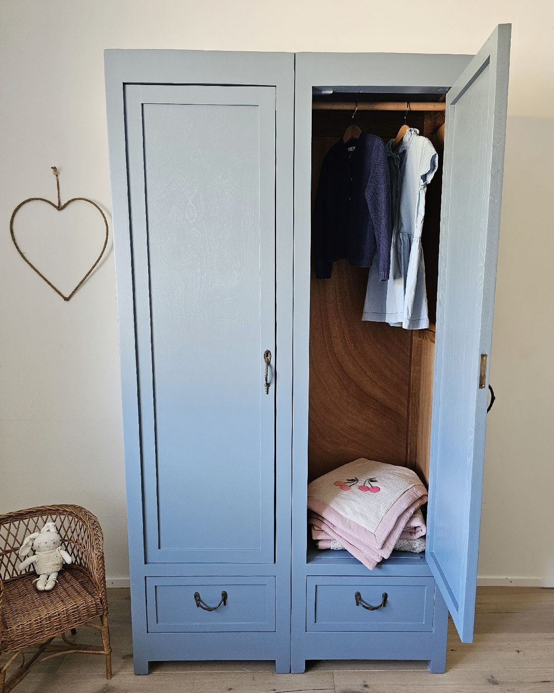 Schränke: Restaurierter Vintage Kleiderschrank  – Neu (gemäss Beschreibung) aus Genolier von kids_love_vintage 8