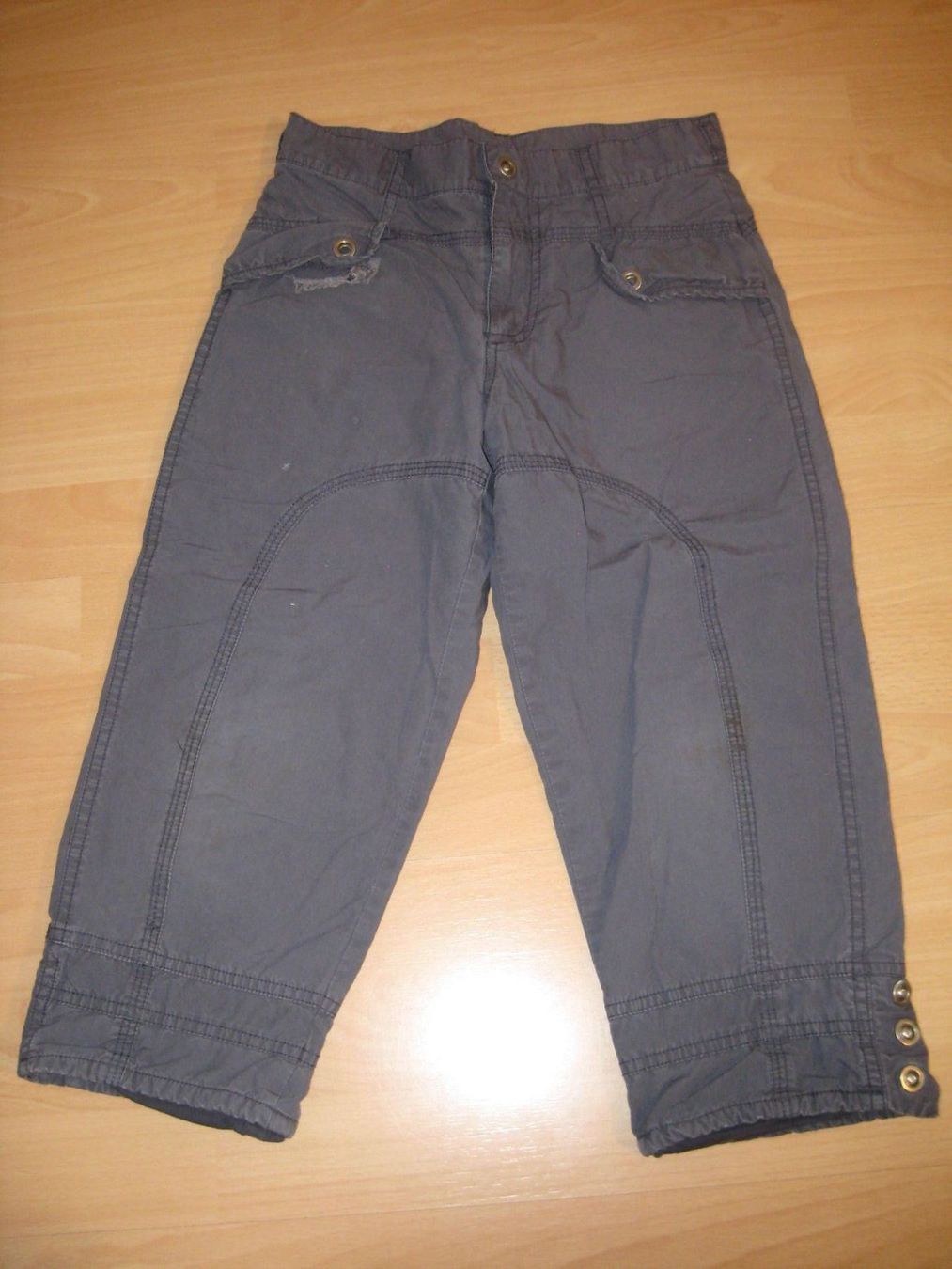 Pantaloni: dunkelgraue knielange Hosen Gr. 140 – Usato da Greifensee venduto da Janali01