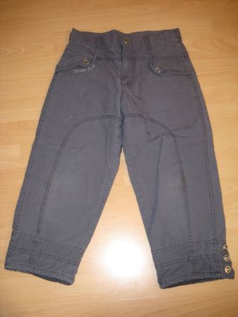 dunkelgraue knielange Hosen Gr. 140
