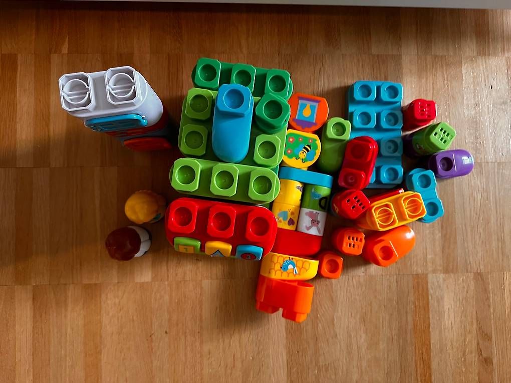Jouets: Mega Bloks Haus, ABC, 2 Figuren – D'occasion à Birsfelden par Mischi03 1
