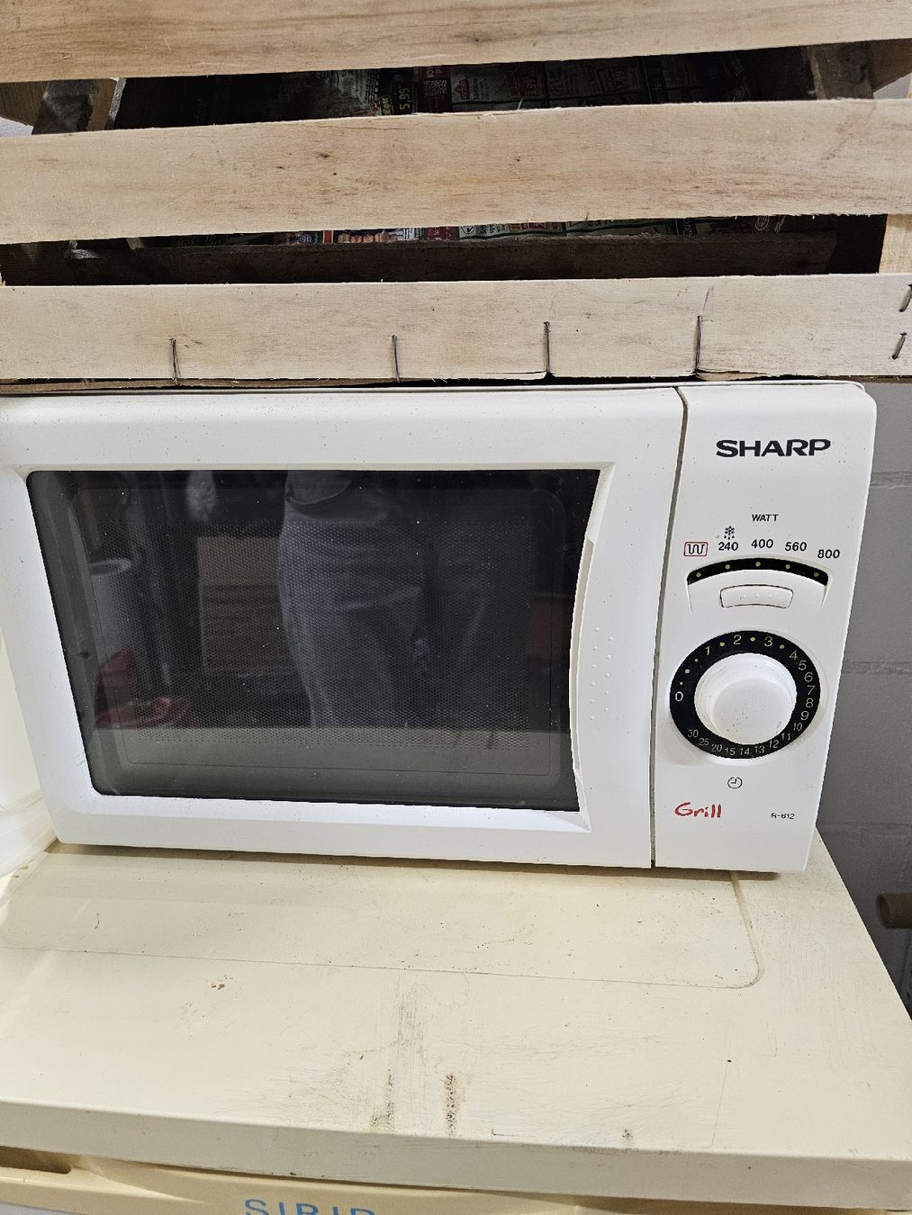 Sharp Backöfen: Mikrowelle Sharp mit Grill weiss gebrauchter Zustand – Gebraucht aus Arch von SunshineDeal