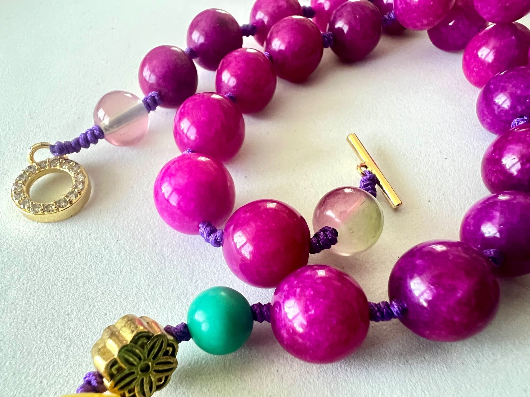Catenine: Farbenfrohe Boho-Kette mit Pink Jade, Howlith & Fluorit 56cm – Usato da Ruswil venduto da artbyhand 8