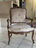 2 Fauteuils Louis XV en bois sculpté, tissu papillon