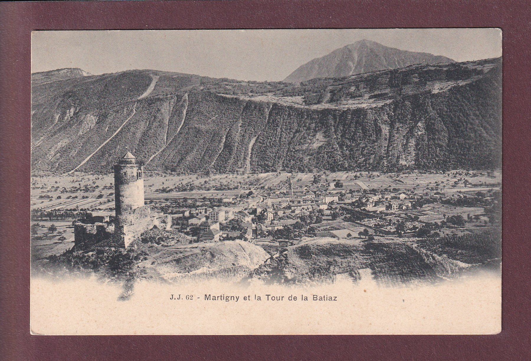Cartes postales: MARTIGNY - Tour de la Batiaz // pli // – D'occasion à Pully par nicecards