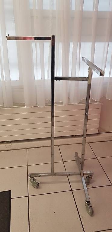 Sonstige Dekorationen & Accessoires: Kleiderständer aus verchromtem Metall – Gebraucht aus Zürich von iriada 1