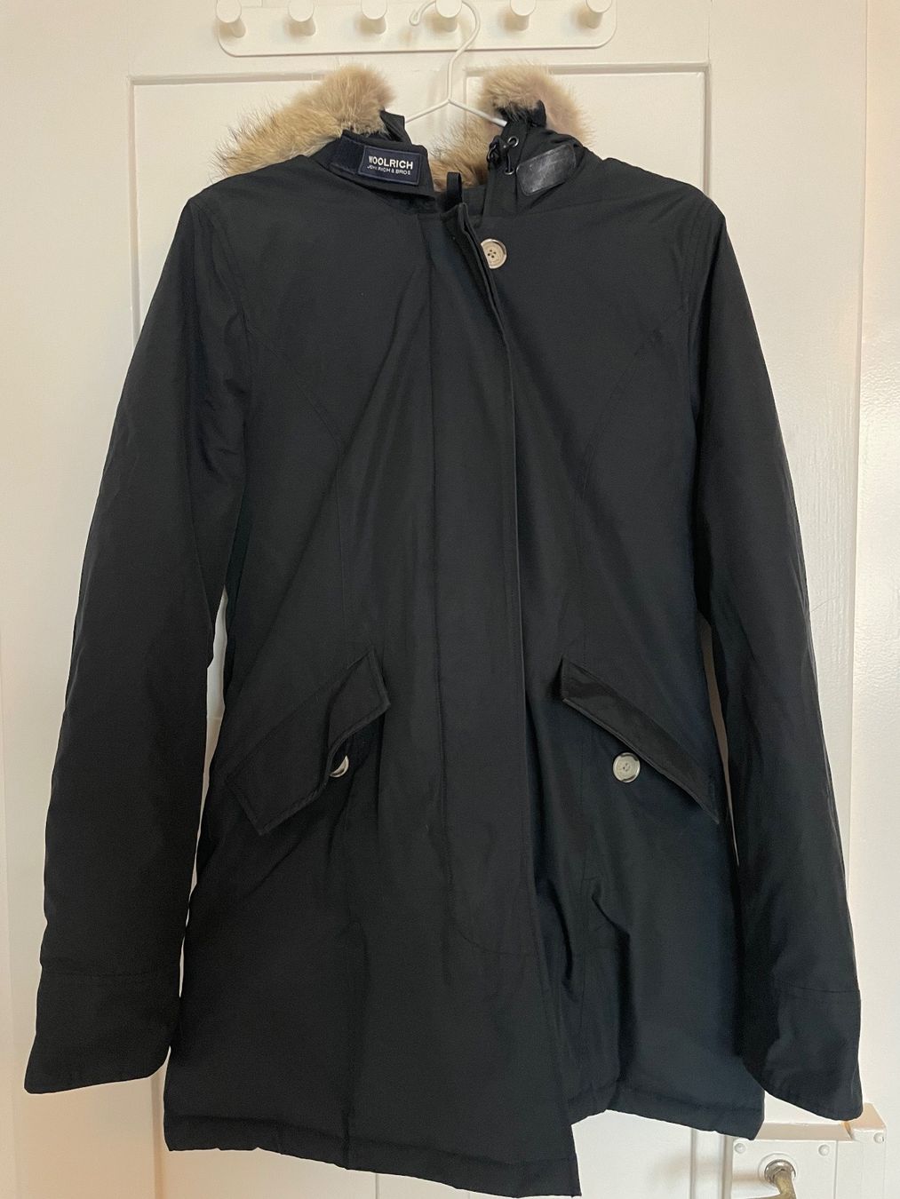 Woolrich Giacche: Schöne dunkelblaue Winterjacke von Woolrich – Usato da Zürich venduto da Camiro6