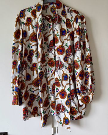 Seidenbluse mit farbigem Fantasie-Muster, CH made