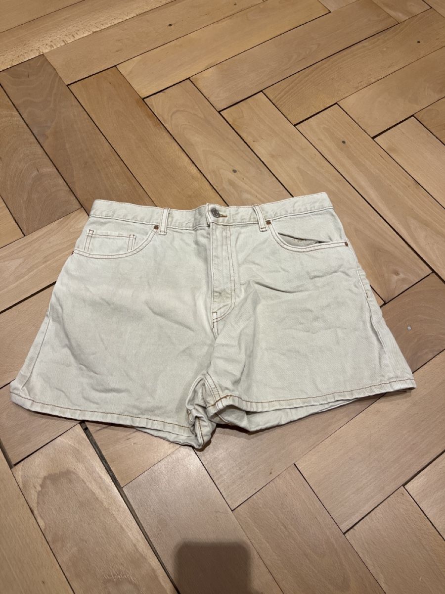 Mango Pantaloni: Shorts Mango – Usato da Gams venduto da annikalexandra