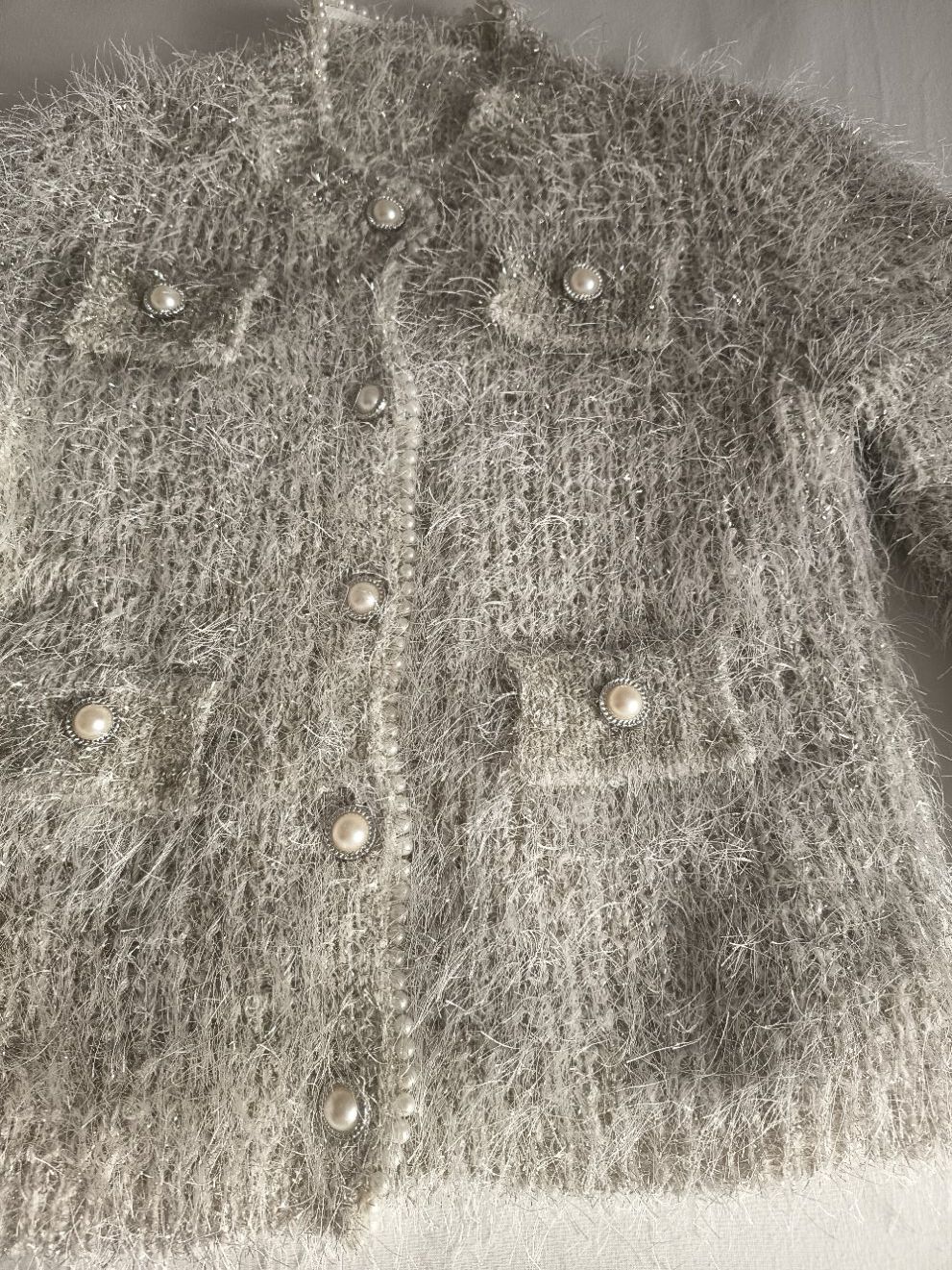Giacche: Flauschige Strickjacke mit Perlen hellgrau mit siberfäden L – Nuovo (secondo la descrizione) da Rümlang venduto da Cat-Judy 7