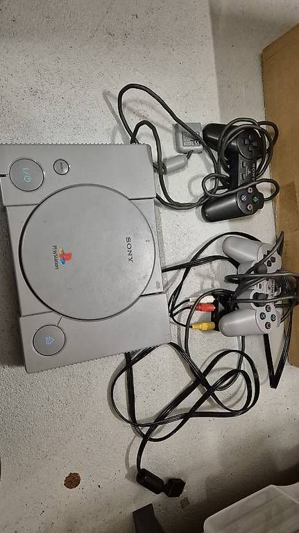 Sony Consoles: Verkaufe Playstation 1 mit 2 Controller PAL Version – D'occasion à Bühler par Appezeller 2