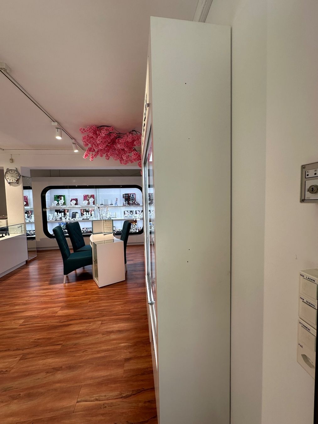 Scaffali: Uhr und Schmuck Display – Usato da Bremgarten AG venduto da uhrenshopp 1