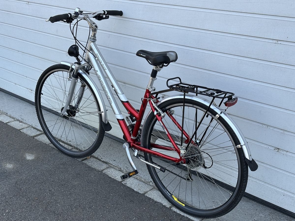 Leopard Biciclette: Damenrad Leopard Road Cat silber-rot 42cm – Usato da Wädenswil venduto da HobbyZimmer 6