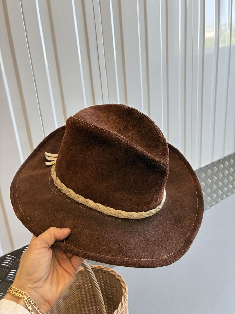 Copricapi, berretti & cappellini: Brauner Cowboyhut aus Wildleder – Usato da Bern venduto da wisemagpie 1