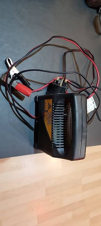 Batterie-Ladegeräte: Motorrad oder Auto Batterie Ladegerät – Gebraucht aus Baar von iainmathews 1