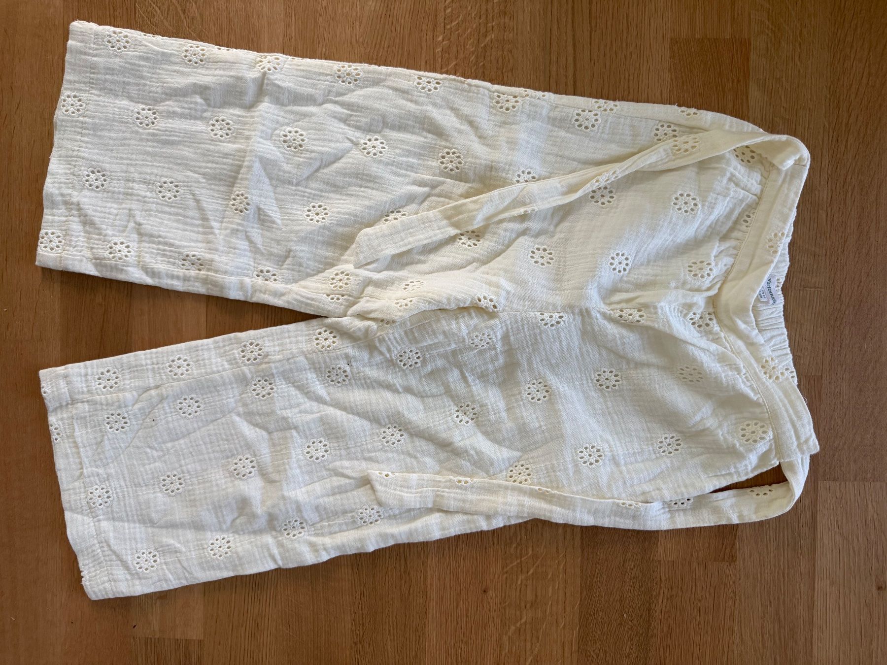 Vertbaudet Pantaloni: Vertbaudet weisse Sommer Hose, Grösse 128 – Usato da Hünibach venduto da rotestandem01