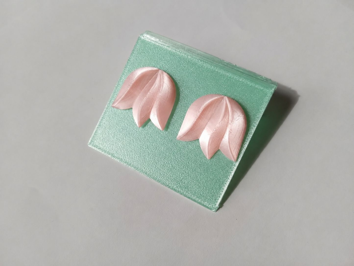 Orecchini pendenti & Orecchini a lobo: 3D-gedruckte Statement-Ohrstecker im Tulpen-Design  – Nuovo e nell'imballaggio originale da Romanshorn venduto da mololo 1