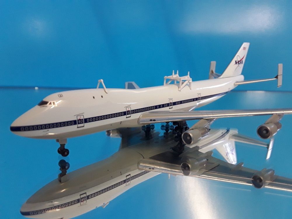 Modellflugzeug _ NASA _ Boeing B747 w/X-45C _ 1:400 (Gebraucht) in ...