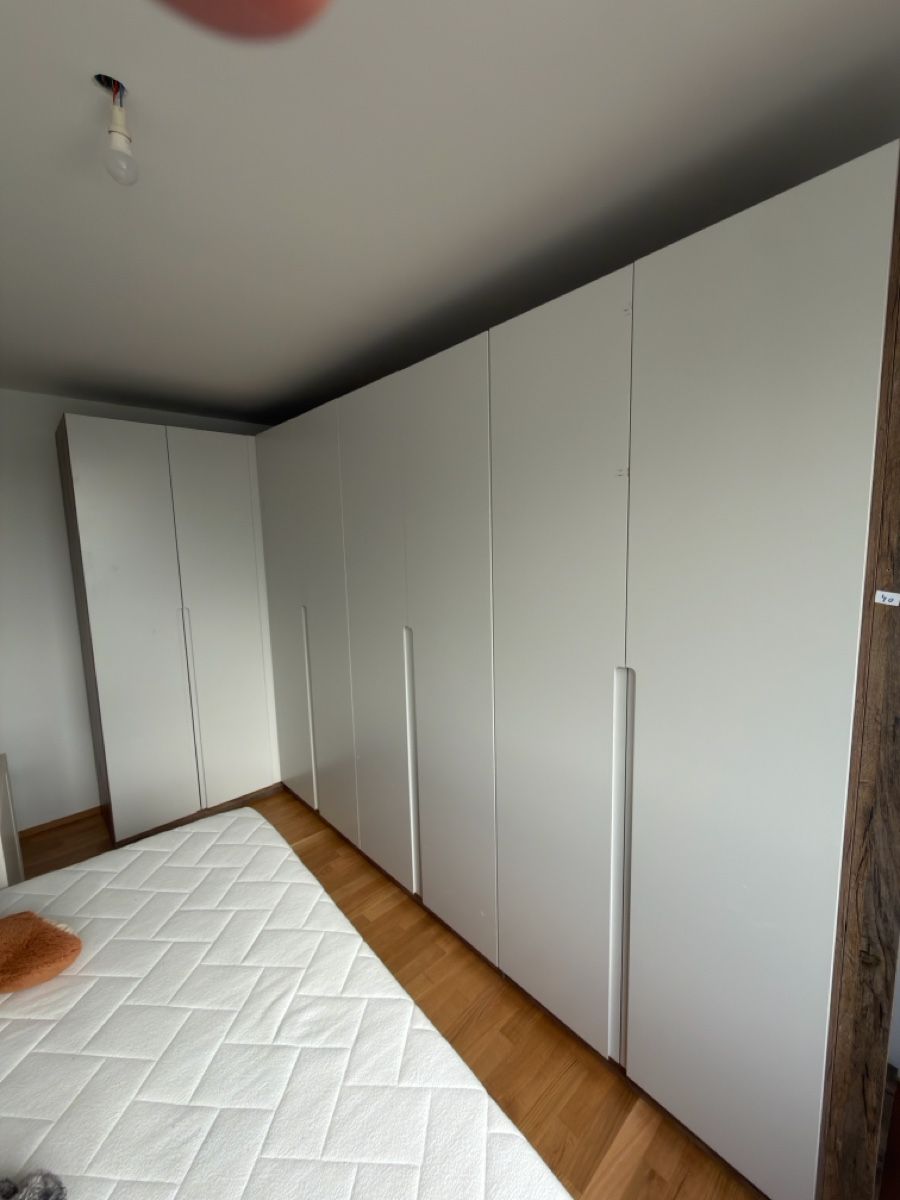Armadi: Kleiderschrank weiss mit Holzdekor – Usato da Leibstadt venduto da Maki724