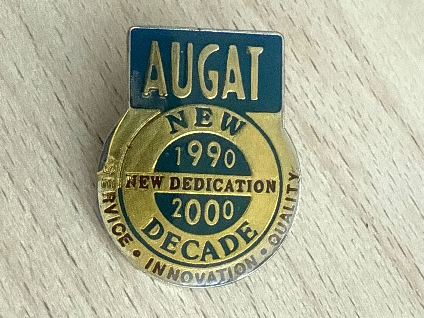 Plaketten & Abzeichen: Pin AUGAT – Gebraucht aus Glattbrugg von Schweigmatt