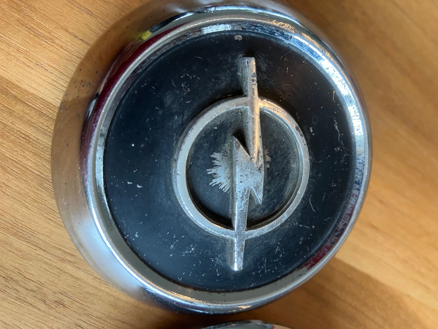 Opel Toutes les pièces auto: Original Opel Radkappen / Nabendeckel Oldtimer 2 Stk. – D'occasion à Dintikon par 51rh 1