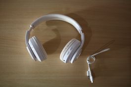Weisse Bluetooth Kopfhörer mit Ladefunktion - kabellos