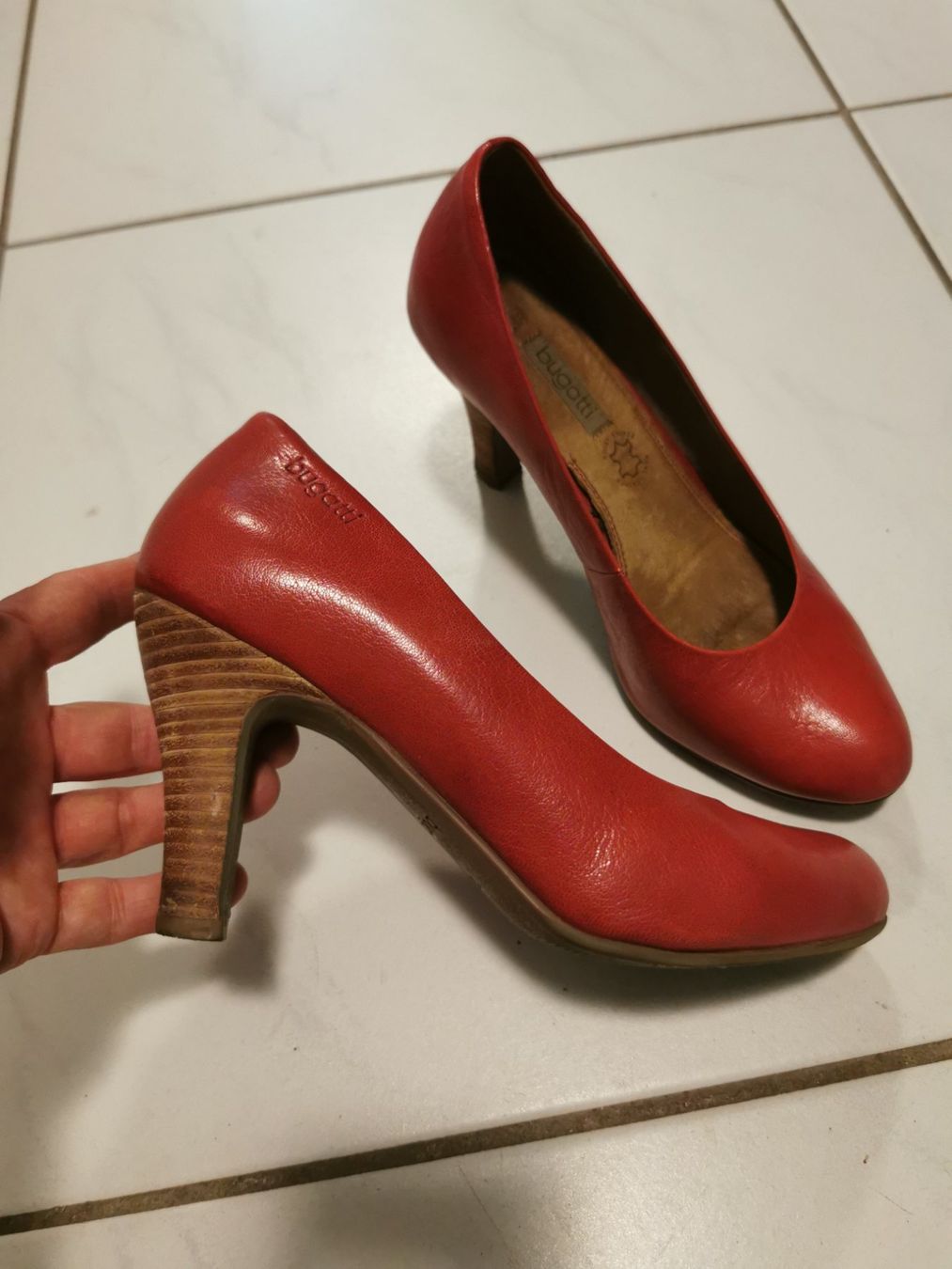 Bugatti Scarpe da donna: Rote Bugatti Lederschuhe Gr. 38 Absatzschuhe – Usato da Oberglatt ZH venduto da JulFul 1