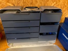 Kunststoffbox mit Ersatzteilen (Lot 110) 2504 Biel