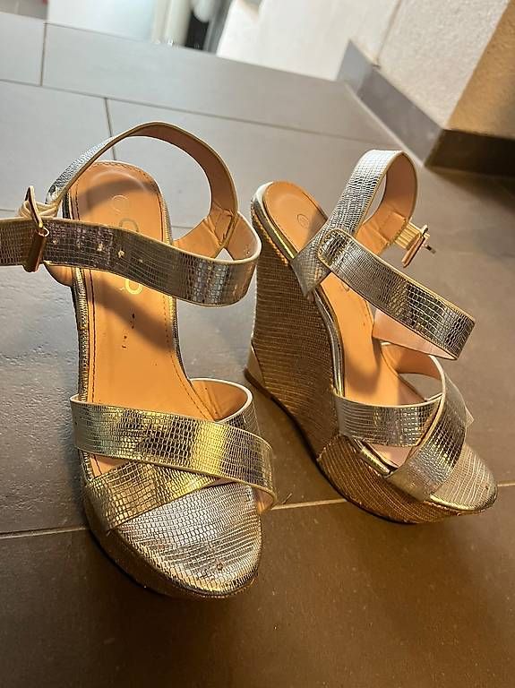 Scarpe da donna: Zeppe nr 37 – Usato da Sigirino venduto da RamonaLamboo