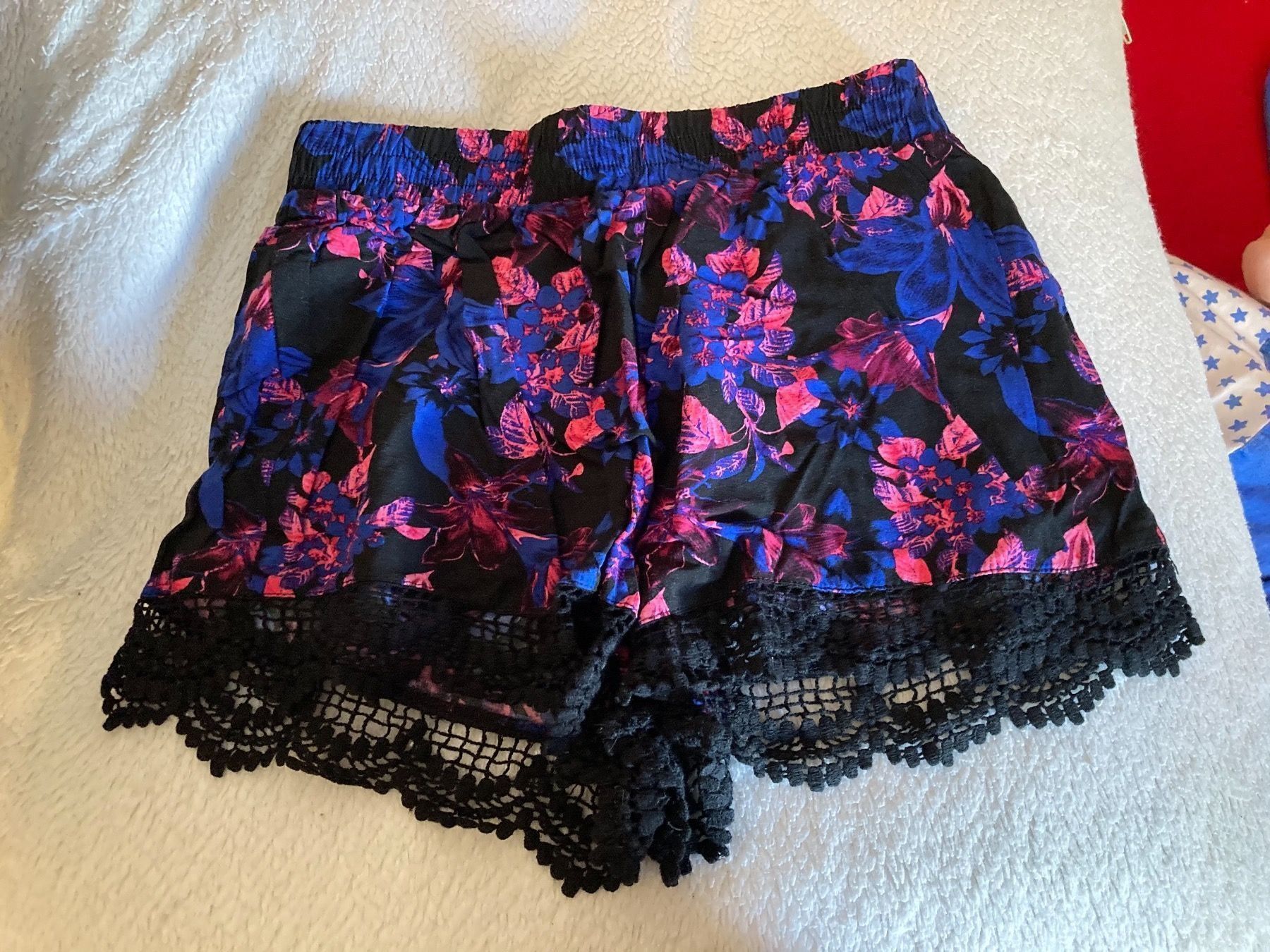 Pantaloni: Bunte Shorts Gr. 36 – Usato da Thun venduto da Vans_98