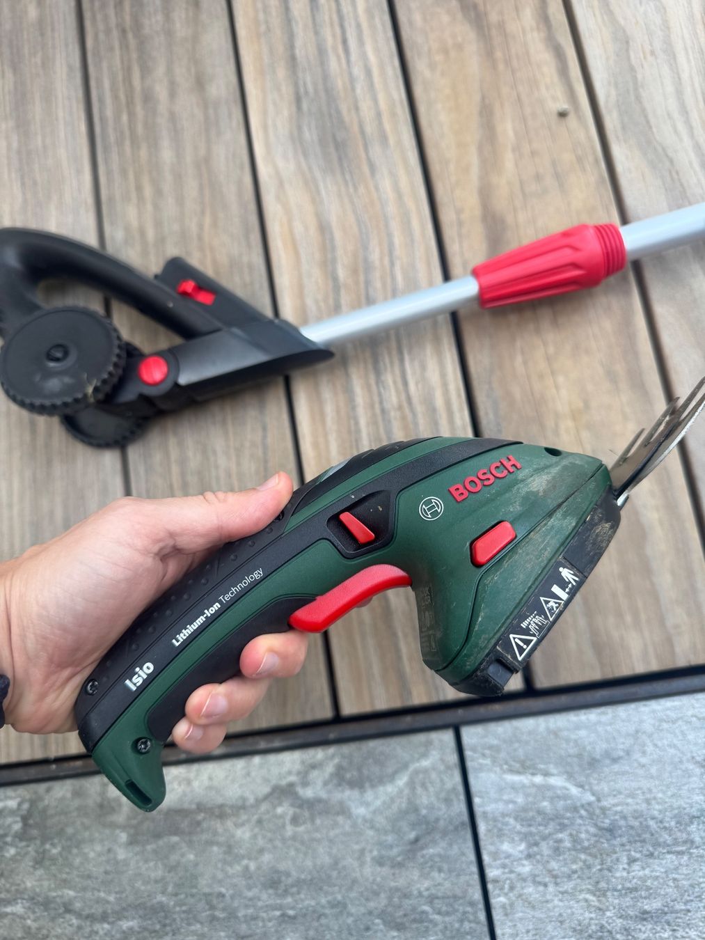 Bosch Tagliaerba: Bosch Isio Gasschere mit Stab, inkl. Ladegerät – Usato da Uitikon Waldegg venduto da Jim-Panse 2
