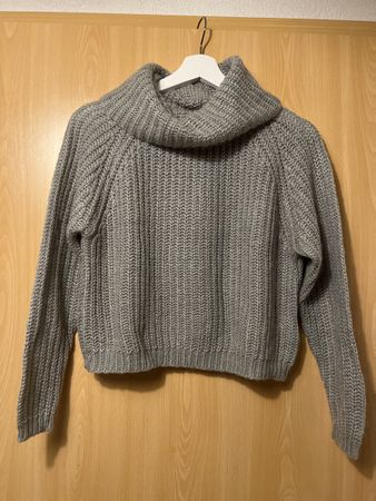 Grauer Strickpullover, Rollkragen