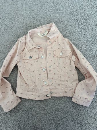 H&M Jeansjacke Gr. 116, zartrosa mit Blumen