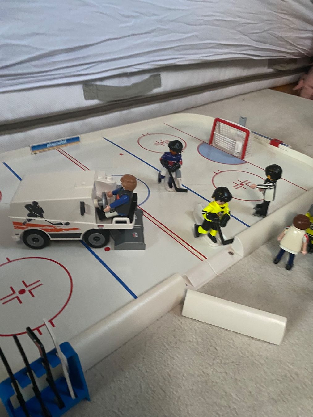 Playmobil Giocattoli: Cooles Eishockeyfeld mit Garderobe e.c.t ab 1.- – Usato da Binz venduto da Labruyere 1