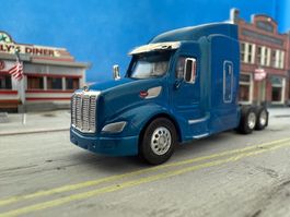 NEU Peterbilt 579 Sleeper HO Logistics Replicas USA H0 1/87