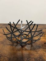 Ciotola decorativa in metallo nero design moderno