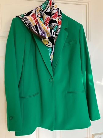 Modischer grüner Blazer Gr 44 mit Seidenschal