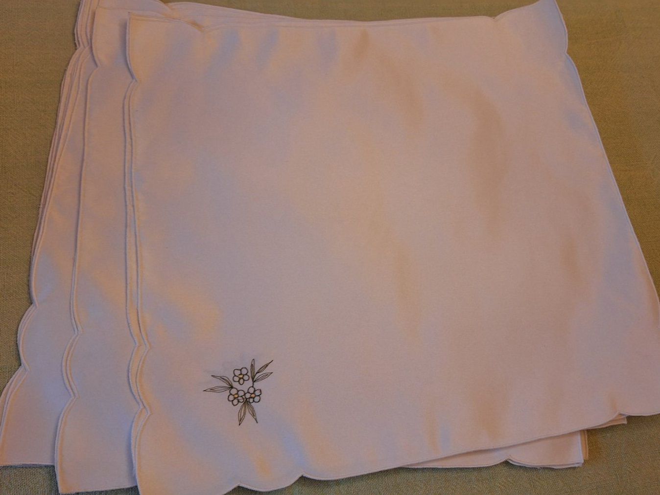 Servietten: 10 Servietten ,creme ,  bestickt ,45cm x 45cm – Gebraucht aus Dornach von majo8689
