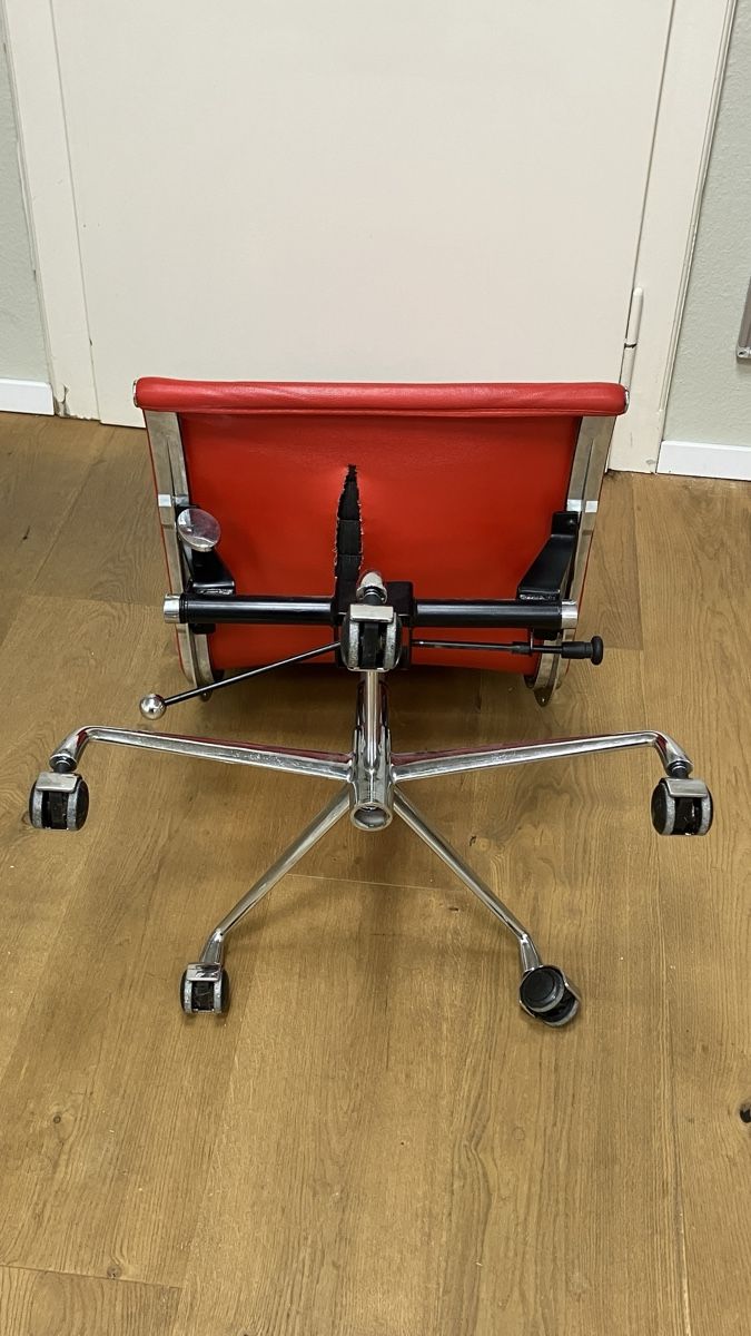 Vitra Stühle: Vitra EA 119 Replica in rotem Leder – Gebraucht aus Zürich von arpagdom 4