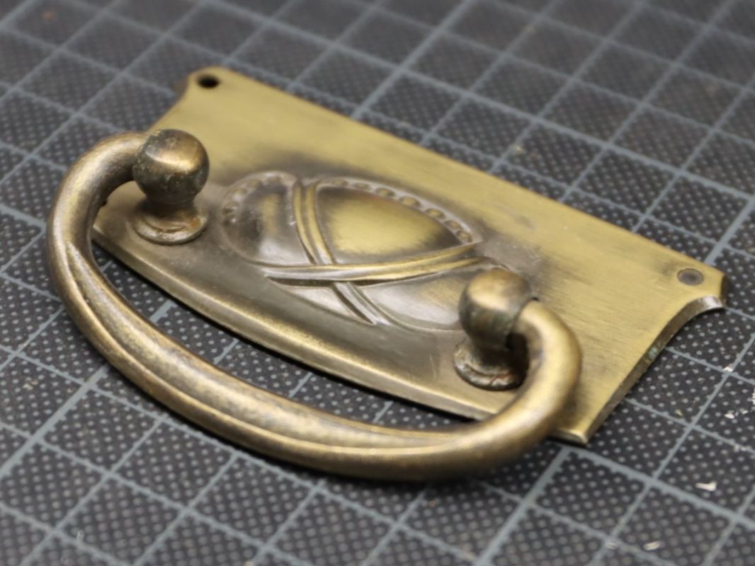 Ferramenta: Jugendstil Nachttischgriff / Kommodengriff / Fallgriff – Usato da Emmetten venduto da Super008