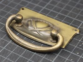 Jugendstil Nachttischgriff / Kommodengriff / Fallgriff