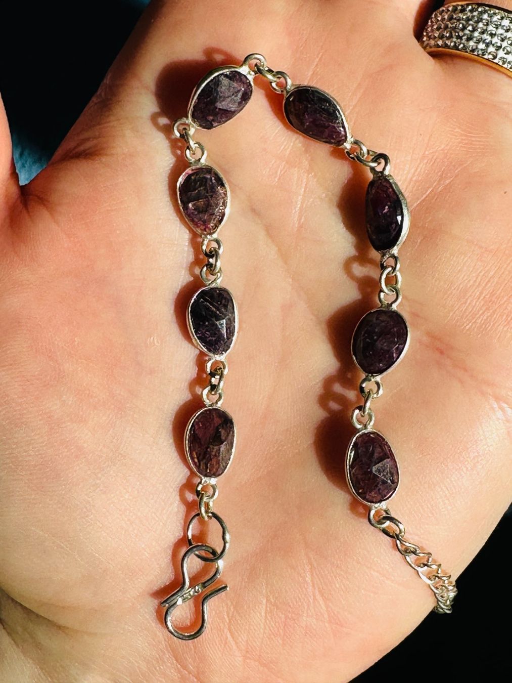 Bracciali & Braccialetti: Color Enhanced Red Flash Labradorite Bracelet 7" – Nuovo e nell'imballaggio originale da Genève venduto da AGBERG 1
