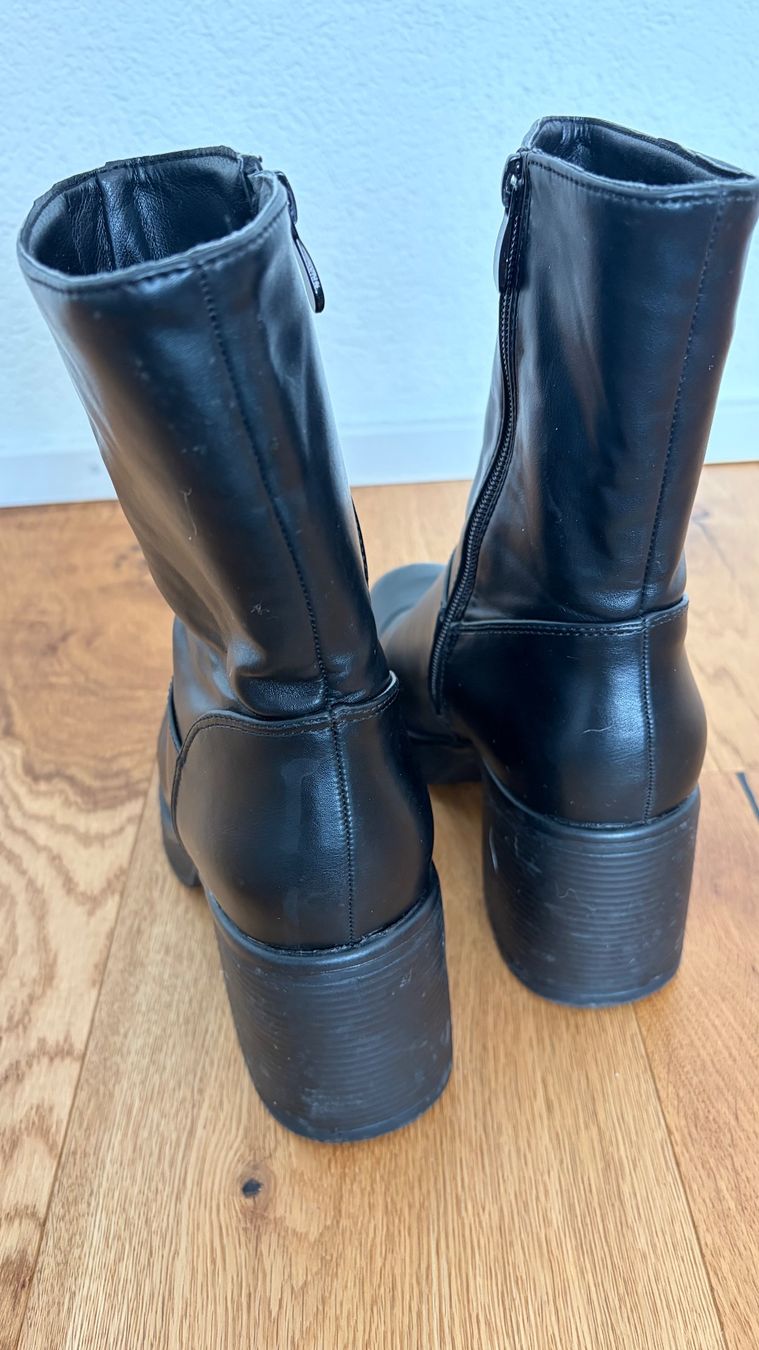 Damenschuhe: Stiefel in schwarz Gr. 39 – Gebraucht aus Volketswil von Irkasha 1