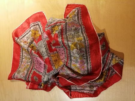 Schönes Seidentuch rot gemustert