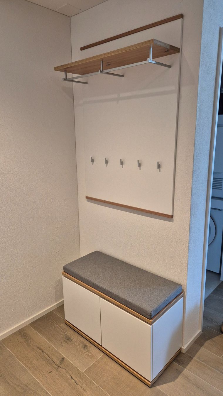 Garderobe: Garderobe mit Sitzbank und Wandpaneel – Gebraucht aus Wetzikon ZH von the21Panda